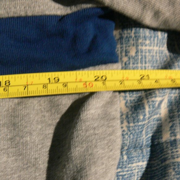 CREWNECK SWEATER BY GUESS ,LARGE - Picture 2 of 4